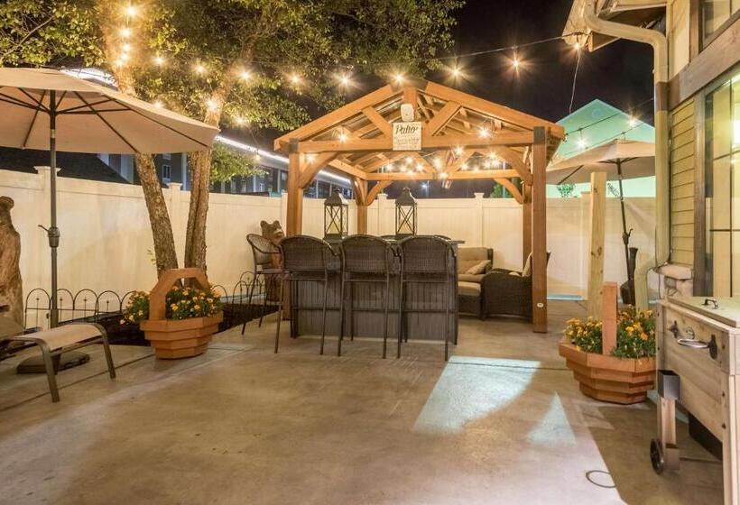 בית מלון כפרי White Pine Inn & Suites