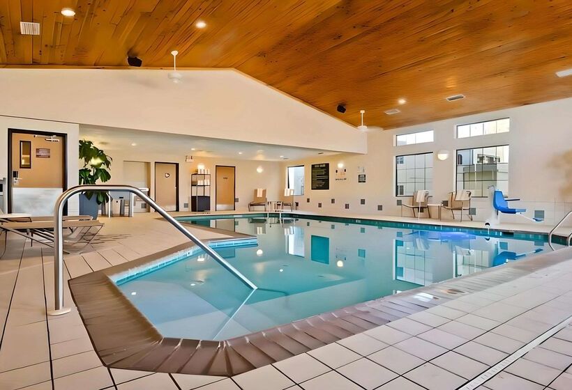 בית מלון כפרי White Pine Inn & Suites