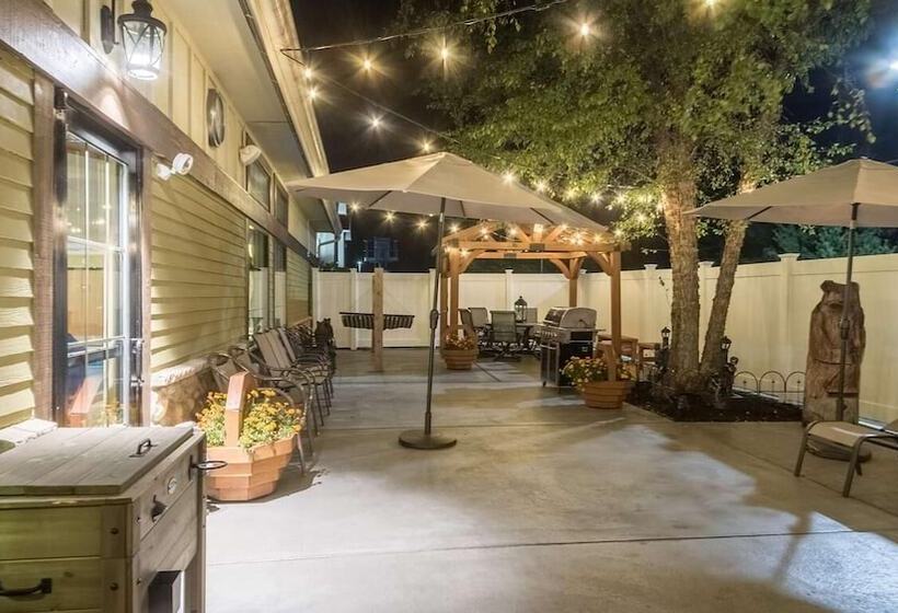 בית מלון כפרי White Pine Inn & Suites