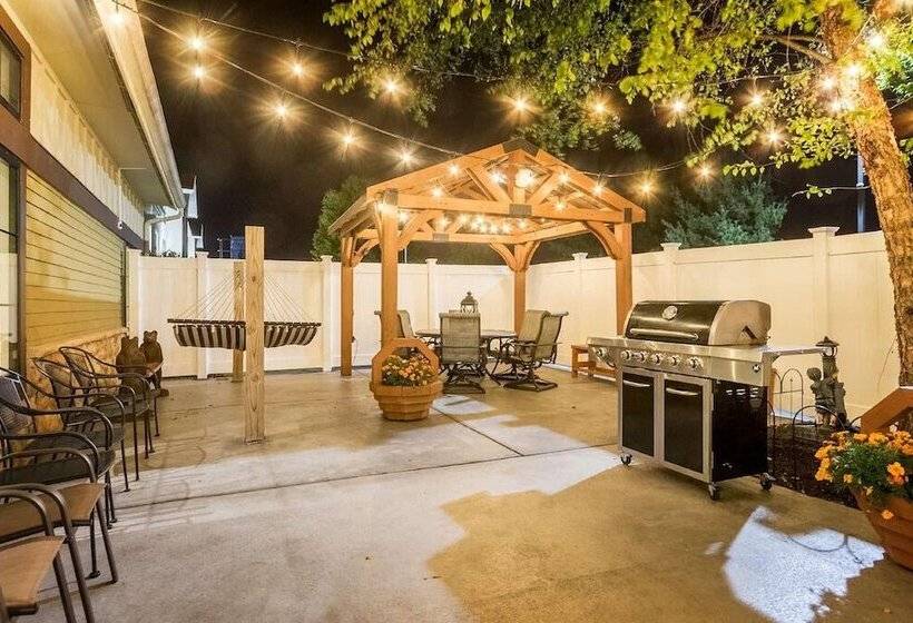 בית מלון כפרי White Pine Inn & Suites