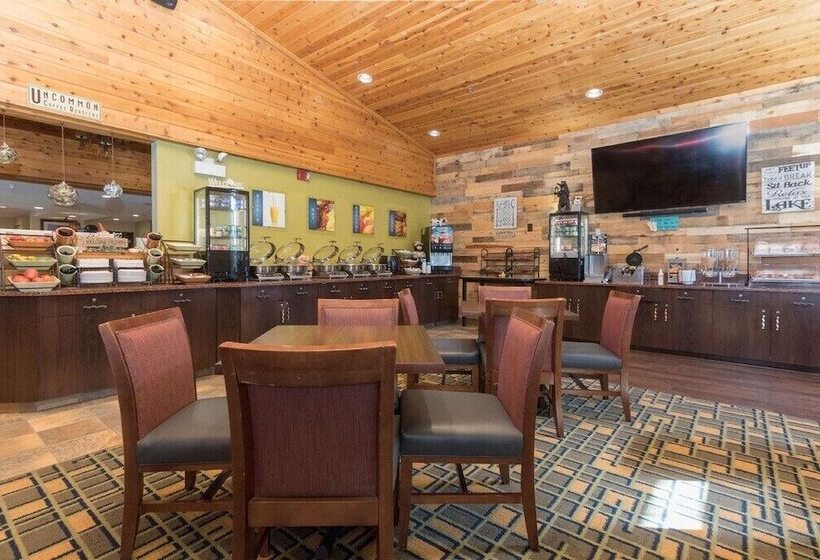 בית מלון כפרי White Pine Inn & Suites