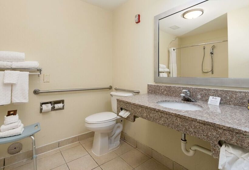 בית מלון כפרי White Pine Inn & Suites