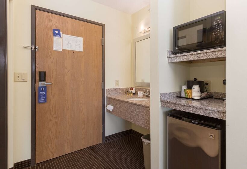 בית מלון כפרי White Pine Inn & Suites