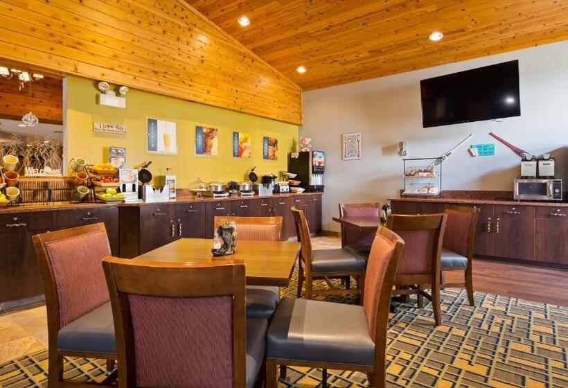 בית מלון כפרי White Pine Inn & Suites