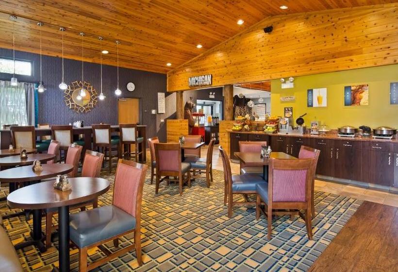 בית מלון כפרי White Pine Inn & Suites