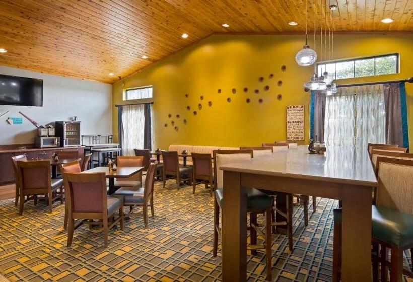 בית מלון כפרי White Pine Inn & Suites