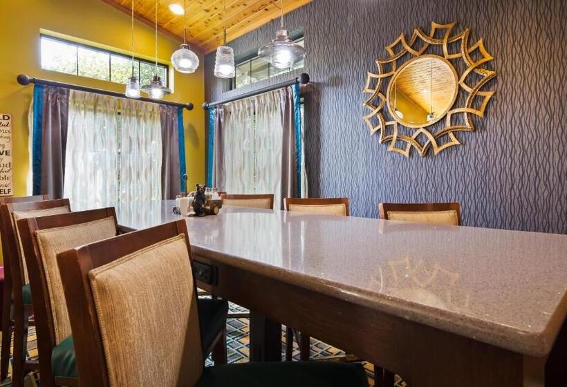 בית מלון כפרי White Pine Inn & Suites