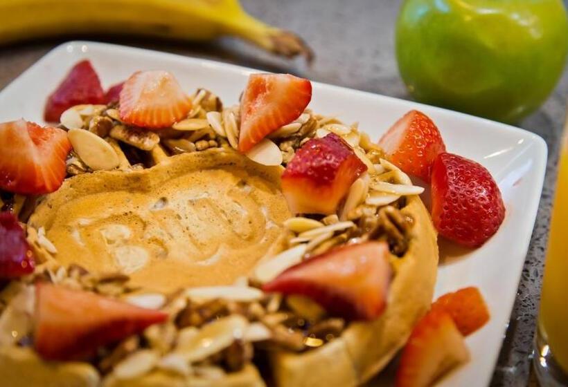 בית מלון כפרי White Pine Inn & Suites