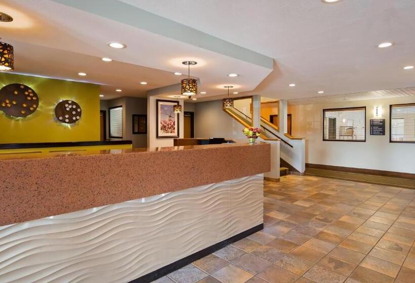 בית מלון כפרי White Pine Inn & Suites