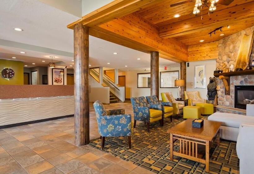 בית מלון כפרי White Pine Inn & Suites