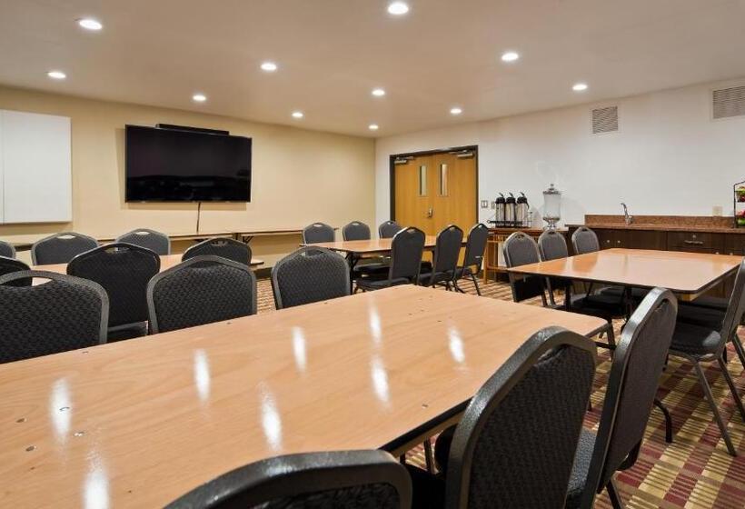 בית מלון כפרי White Pine Inn & Suites