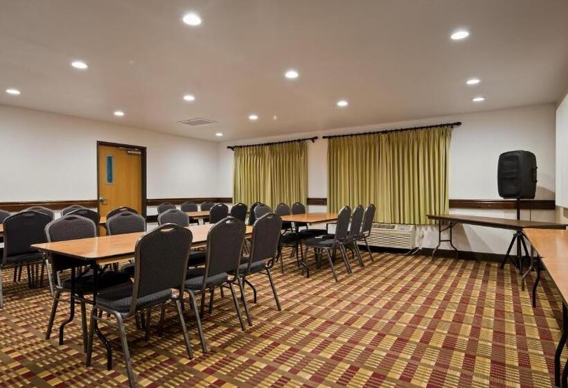 בית מלון כפרי White Pine Inn & Suites