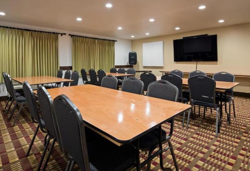 בית מלון כפרי White Pine Inn & Suites