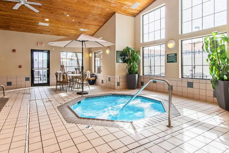 בית מלון כפרי White Pine Inn & Suites