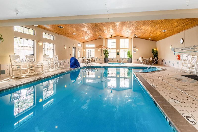 בית מלון כפרי White Pine Inn & Suites