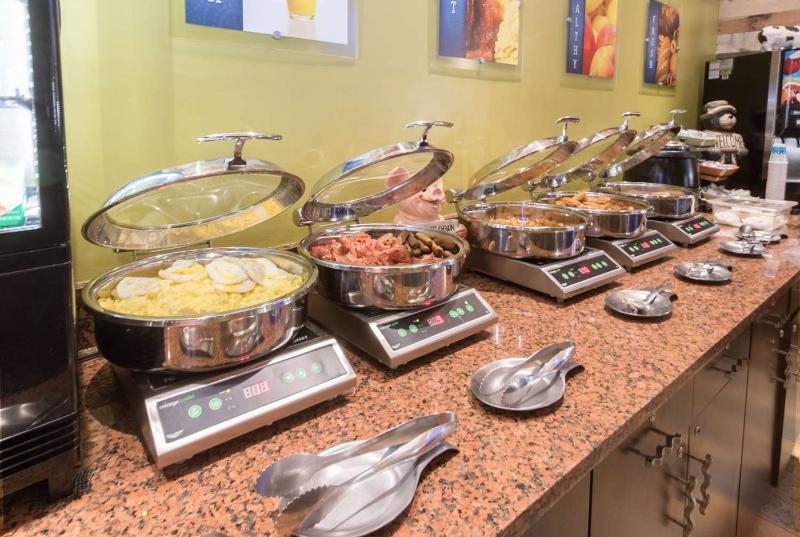 בית מלון כפרי White Pine Inn & Suites