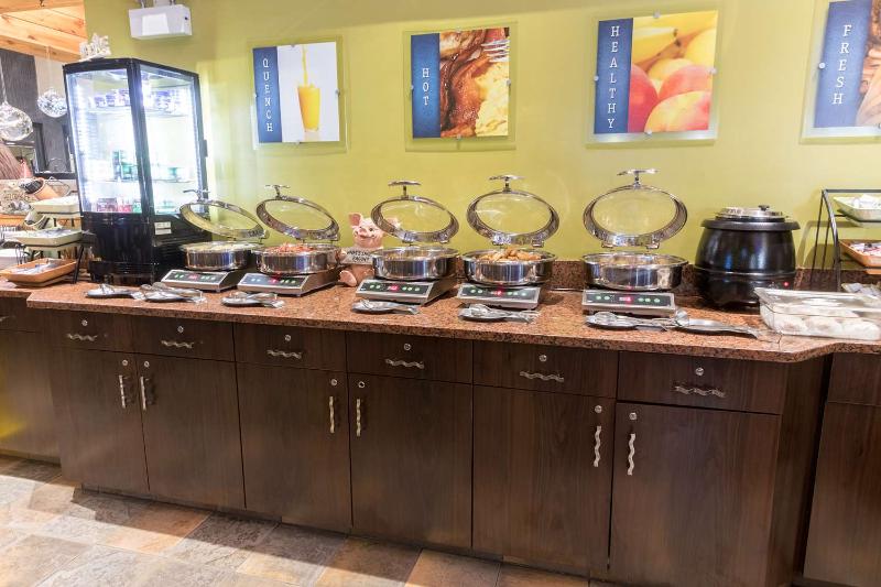 בית מלון כפרי White Pine Inn & Suites