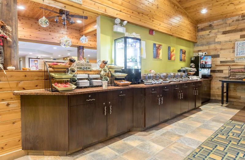 בית מלון כפרי White Pine Inn & Suites