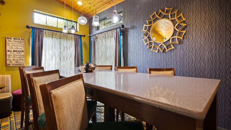 בית מלון כפרי White Pine Inn & Suites