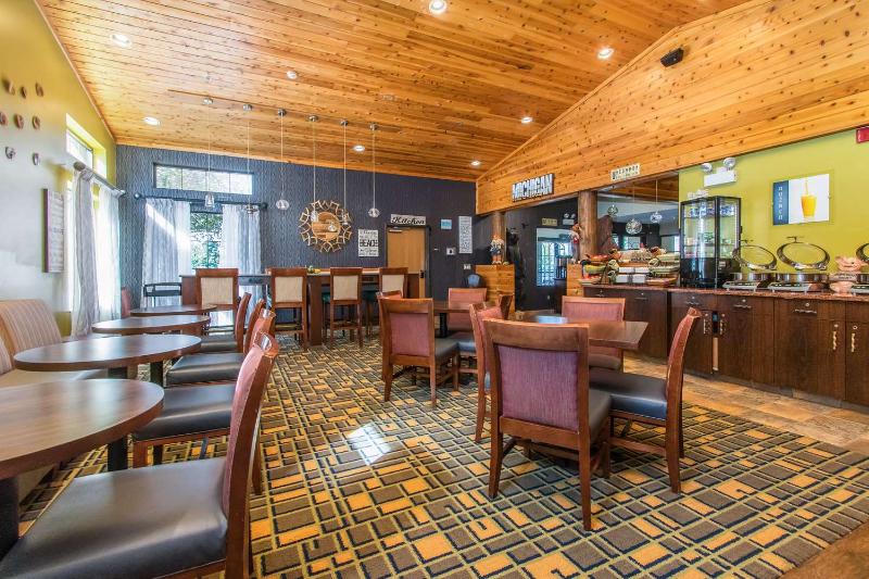 בית מלון כפרי White Pine Inn & Suites