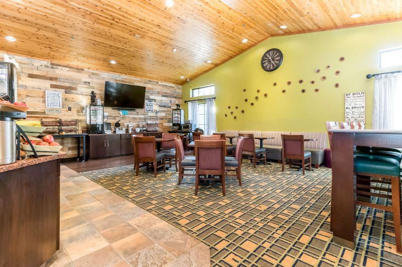 בית מלון כפרי White Pine Inn & Suites