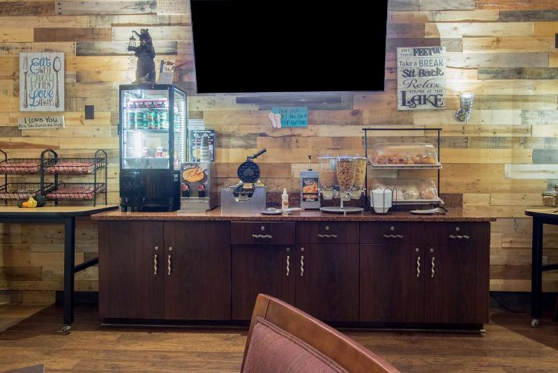 בית מלון כפרי White Pine Inn & Suites