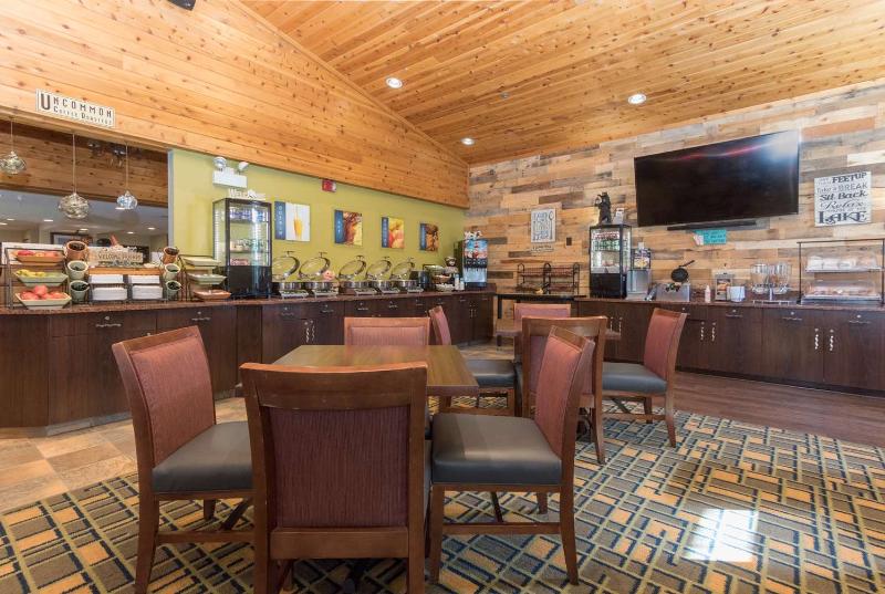 בית מלון כפרי White Pine Inn & Suites