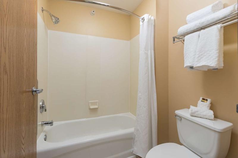 בית מלון כפרי White Pine Inn & Suites