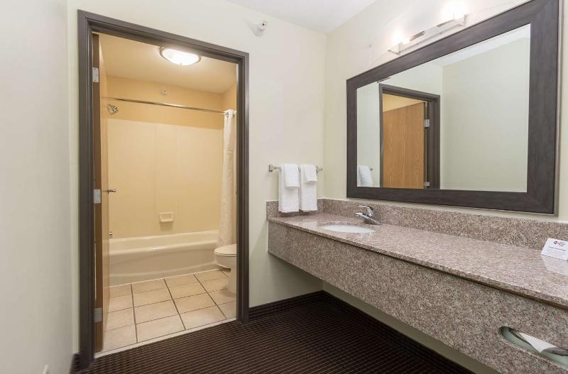 בית מלון כפרי White Pine Inn & Suites