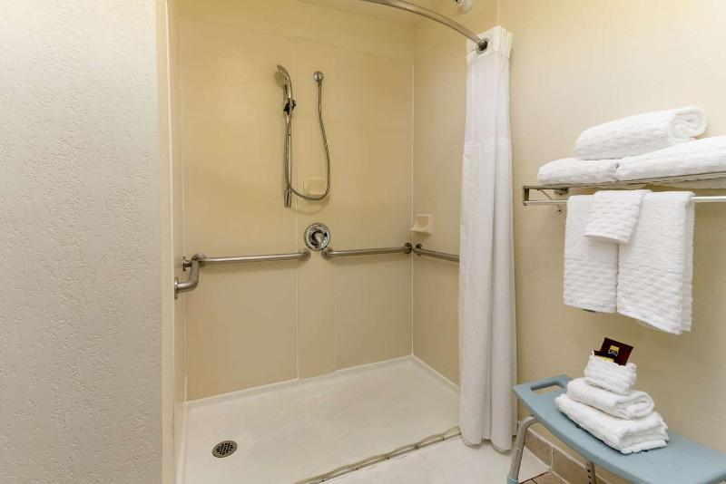 בית מלון כפרי White Pine Inn & Suites