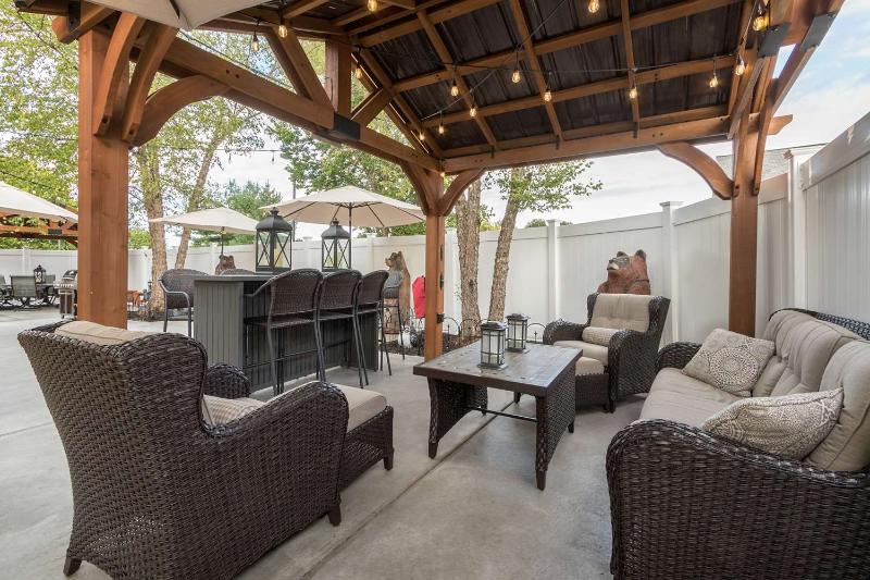 בית מלון כפרי White Pine Inn & Suites