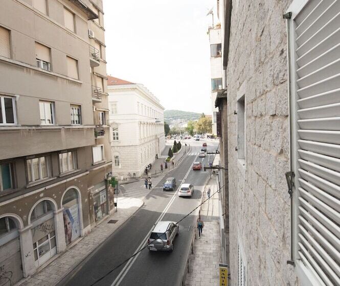 ホテル Damira Rooms