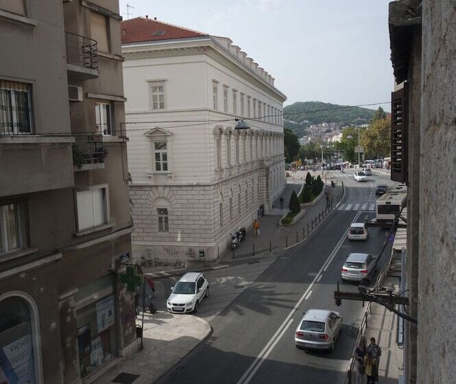 ホテル Damira Rooms