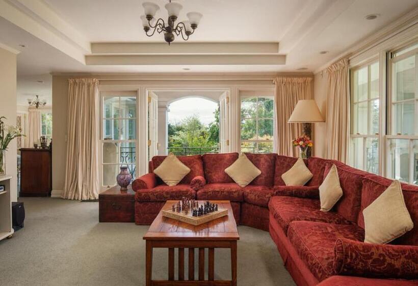 هتل Greenmantle Estate