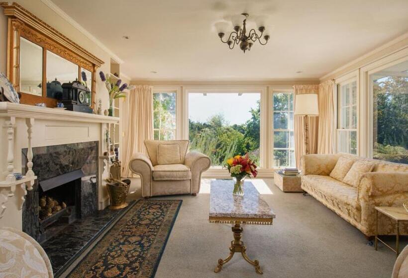 هتل Greenmantle Estate