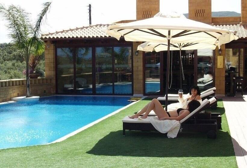 בית מלון כפרי Palazzo Loupassi Boutique Villas