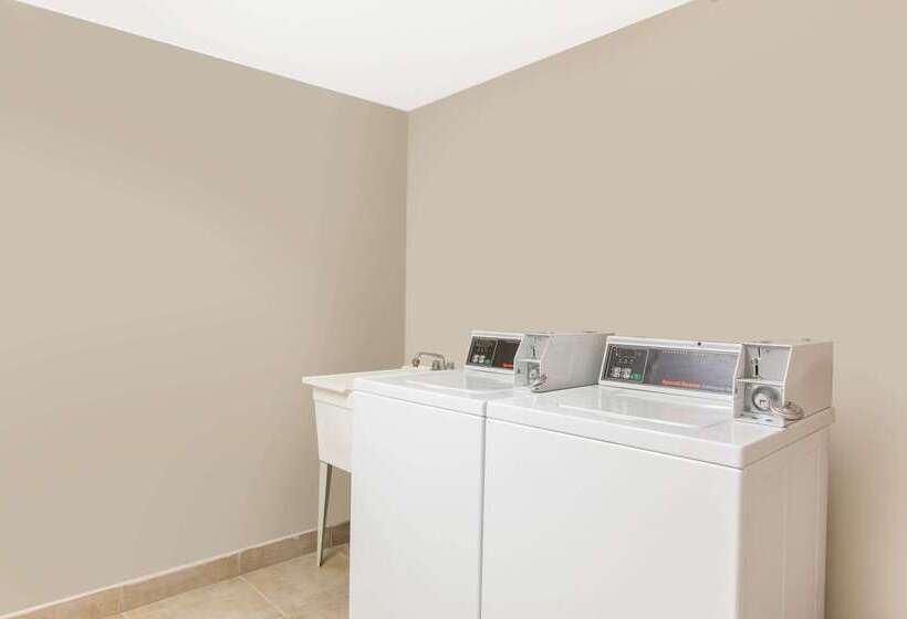 فندق Super 8 By Wyndham Oklahoma City