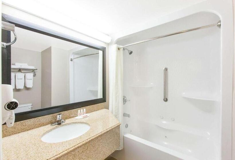 فندق Super 8 By Wyndham Oklahoma City