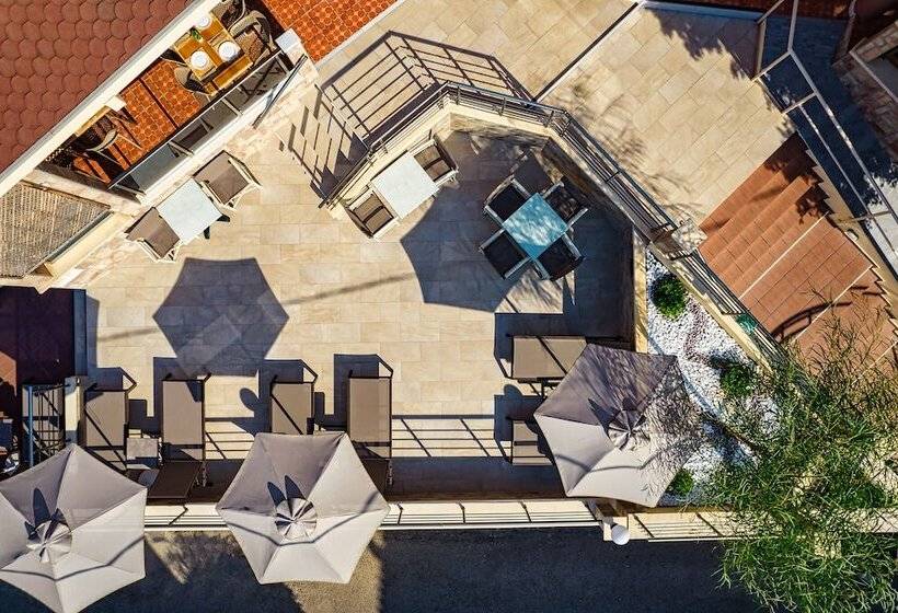 בית מלון כפרי Theos Village Apartments