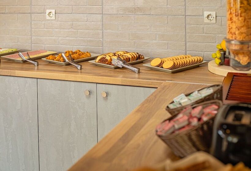 בית מלון כפרי Theos Village Apartments