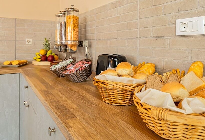 בית מלון כפרי Theos Village Apartments