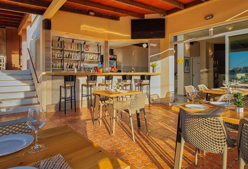 בית מלון כפרי Theos Village Apartments