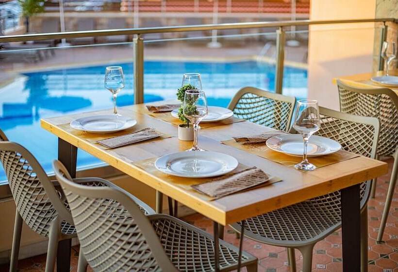 בית מלון כפרי Theos Village Apartments