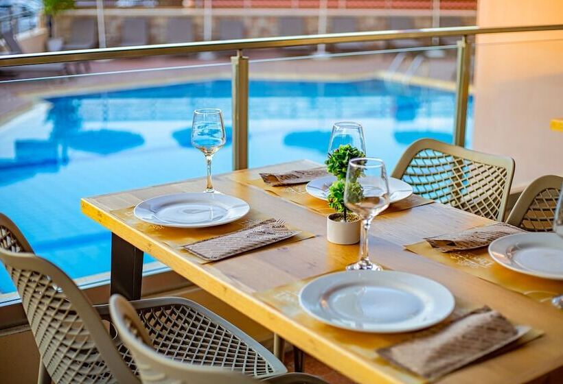 בית מלון כפרי Theos Village Apartments