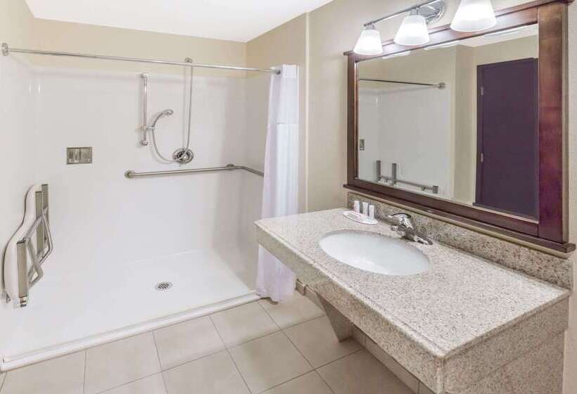 فندق Travelodge By Wyndham Newport