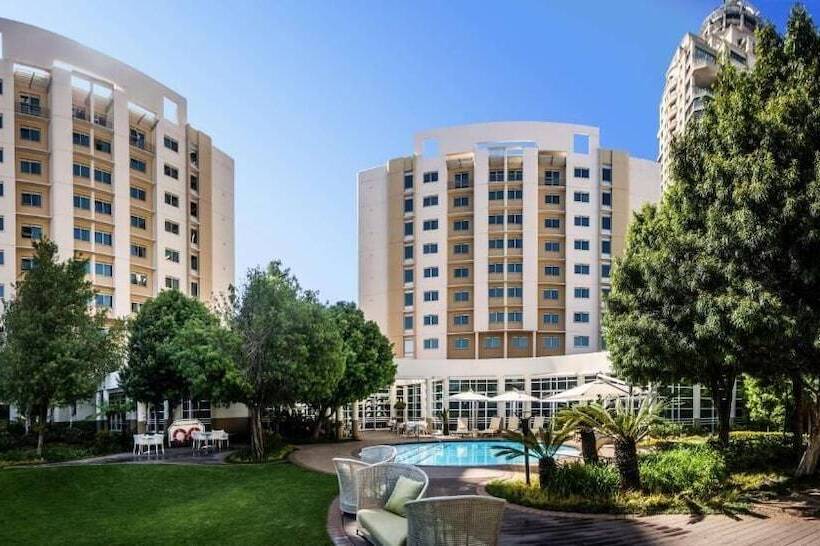 בית מלון כפרי Garden Court Morningside Sandton