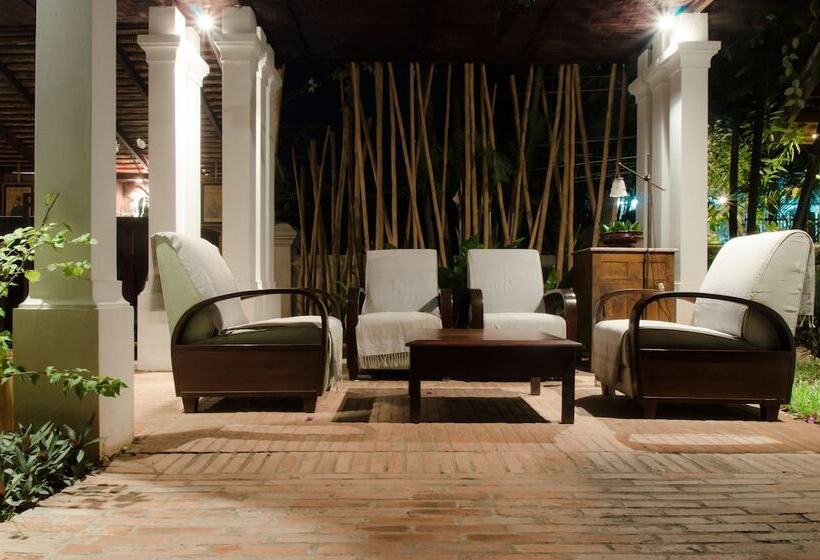 ホテル Satri House