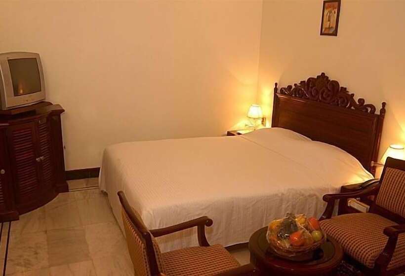 فندق Paradise Isle Beach Resort