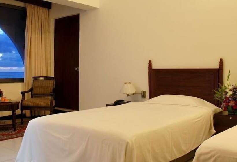 فندق Paradise Isle Beach Resort