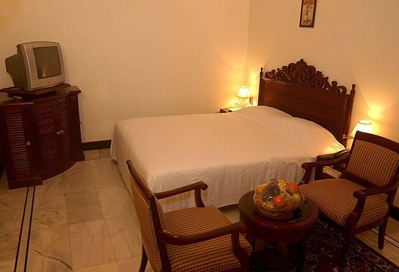 فندق Paradise Isle Beach Resort